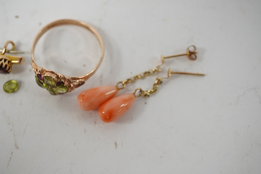 A 9ct gold, peridot and ruby cluster set ring (peridot loose), size P, together with an early 20th century 9ct gold and garnet set bar brooch and a pair of yellow metal and coral set drop earrings, gross weight 5,9 grams